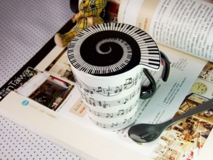 MUG AND LID (HORIZONTAL MUSIC STAVES)